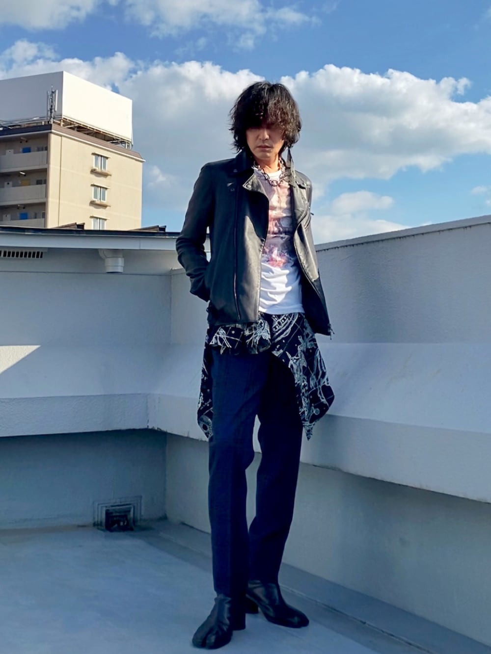 ブラック系のライダースジャケット、ホワイト系のTシャツ/カットソー、ブラック系のシャツ/ブラウスを着用したメンズの冬コーディネートの5枚目の写真