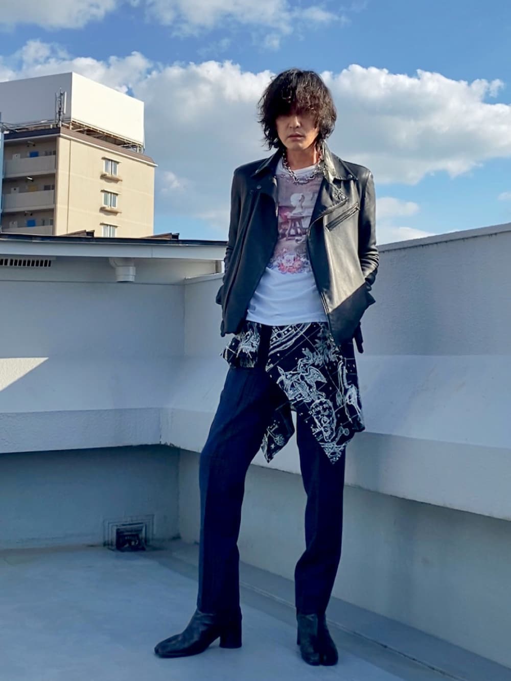 ブラック系のライダースジャケット、ホワイト系のTシャツ/カットソー、ブラック系のシャツ/ブラウスを着用したメンズの冬コーディネートの4枚目の写真