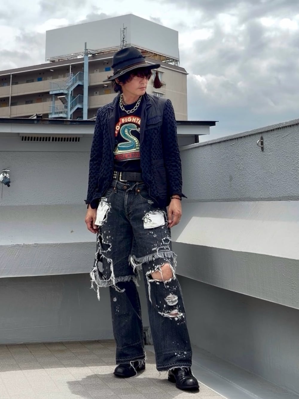 ブラック系のTシャツ/カットソー、ブルー系のテーラードジャケット、ブラック系のデニムパンツを着用したメンズの夏コーディネートの2枚目の写真