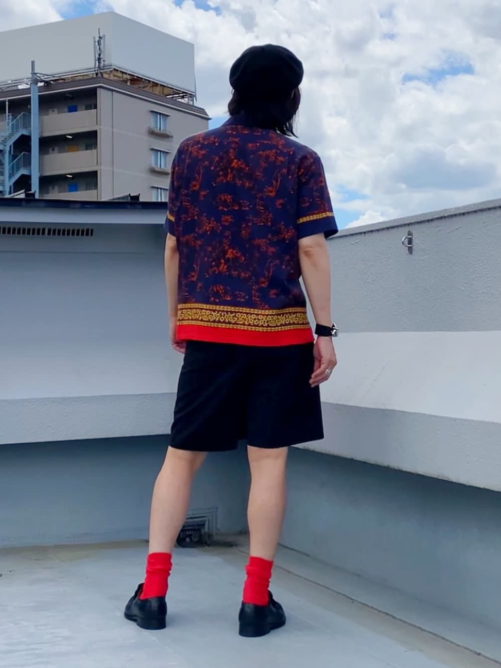 ブルー系のシャツ/ブラウス、ブラック系のスラックス、ブラック系のドレスシューズを着用したメンズの夏コーディネートの4枚目の写真