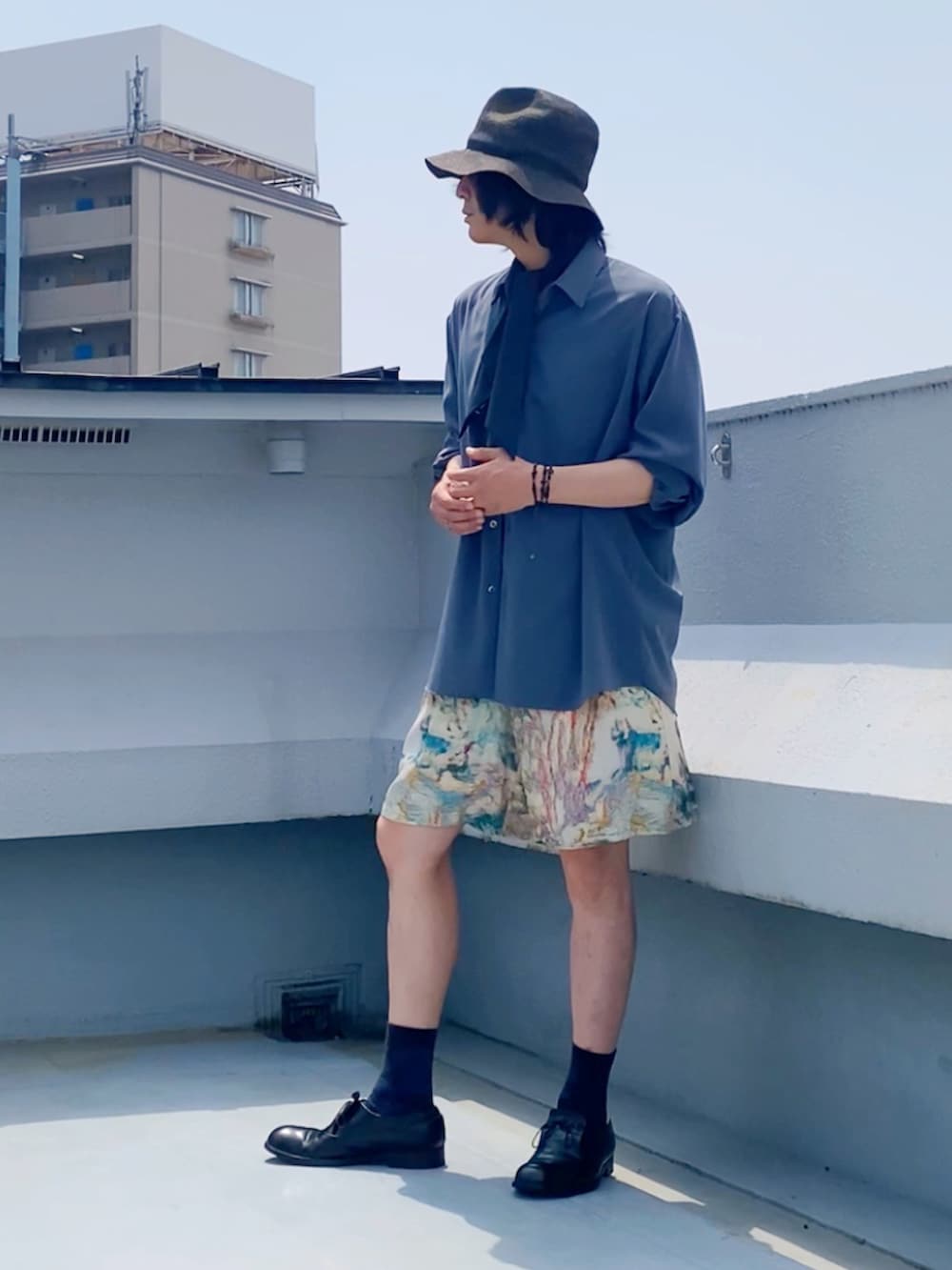 グレー系のシャツ/ブラウス、グレー系のネクタイ、ベージュ系のその他パンツを着用したメンズの夏コーディネートの4枚目の写真