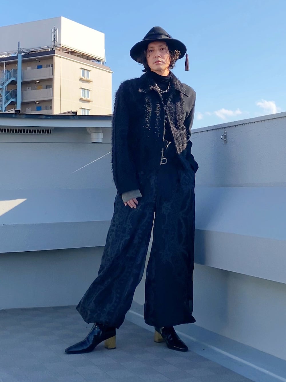 ブラック系のブルゾン、ブラック系のTシャツ/カットソー、ブラック系のその他パンツを着用したメンズの冬コーディネートの4枚目の写真