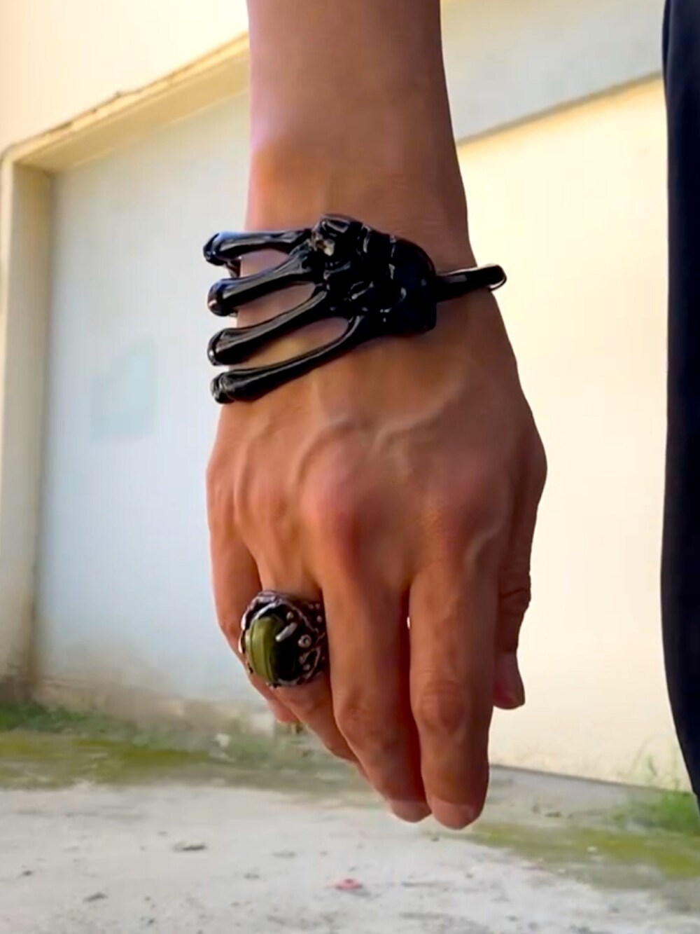 ブラック系のスカート、ブラック系のブーツ、ブルー系のTシャツ/カットソーを着用したメンズの夏コーディネートの4枚目の写真