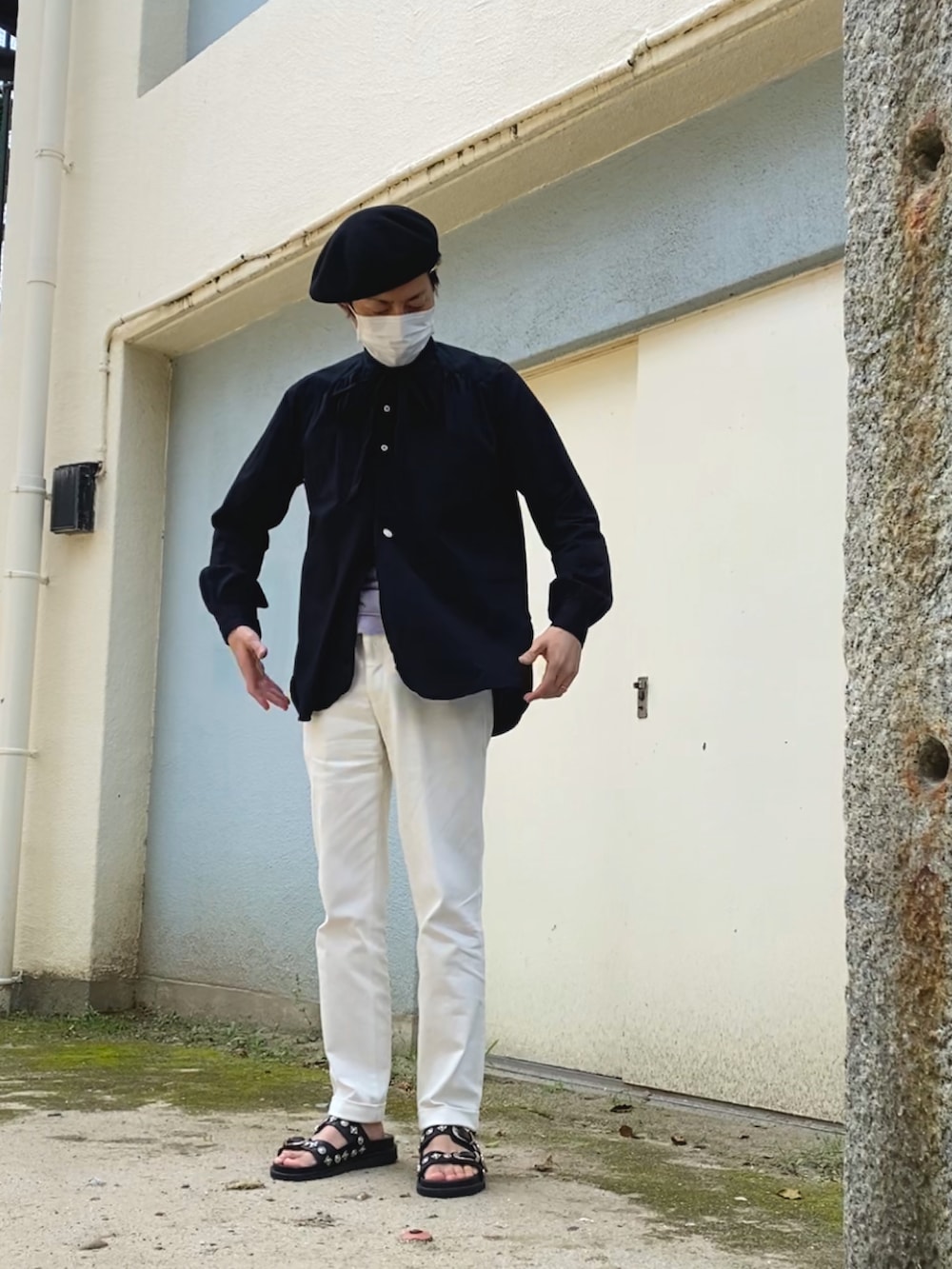 ブラック系のシャツ/ブラウス、ホワイト系のデニムパンツ、ブラック系のサンダルを着用したメンズの夏コーディネートの2枚目の写真