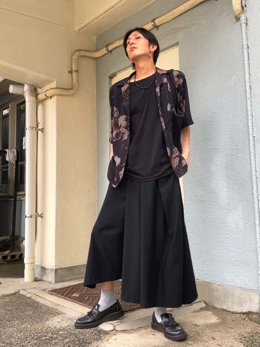 ブラック系のシャツ/ブラウス、ブラック系のその他パンツ、ブラック系のハンチング/ベレー帽を着用したメンズの秋コーディネートの3枚目の写真