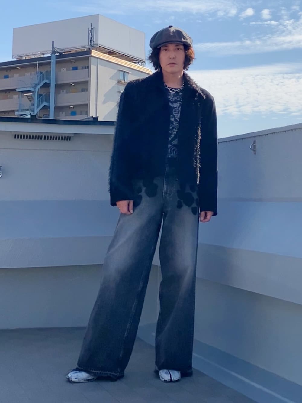 ブラック系のブルゾン、ブラック系のデニムパンツ、ブラック系のTシャツ/カットソーを着用したメンズの秋コーディネートの4枚目の写真