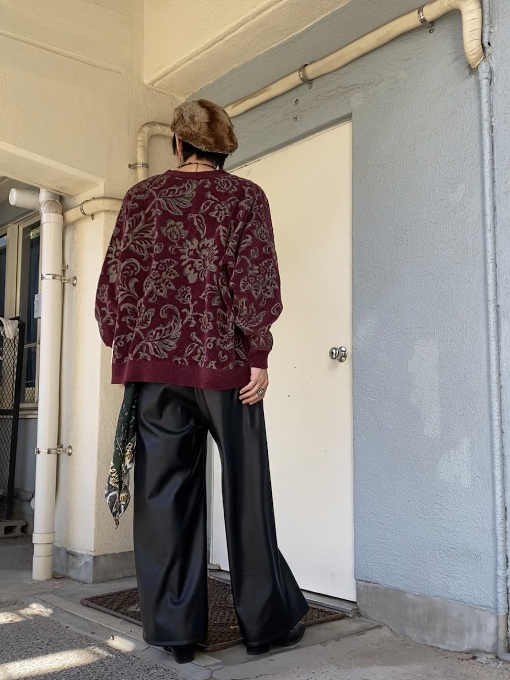 レッド系のカーディガン/ボレロ、ブラック系のその他パンツ、ブラック系のブーツを着用したメンズの秋コーディネートの3枚目の写真