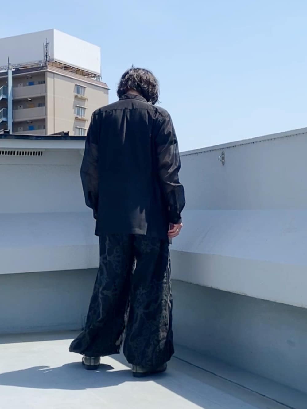 ブラック系のシャツ/ブラウス、ブラック系のTシャツ/カットソー、ブラック系のその他パンツを着用したメンズの春コーディネートの4枚目の写真