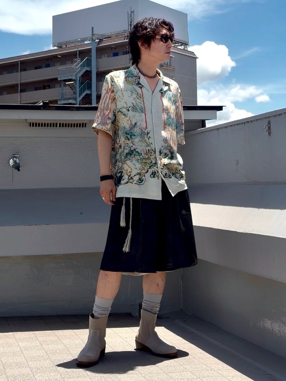 ベージュ系のシャツ/ブラウス、ブラック系のその他パンツ、グレー系のブーツを着用したメンズの夏コーディネートの2枚目の写真