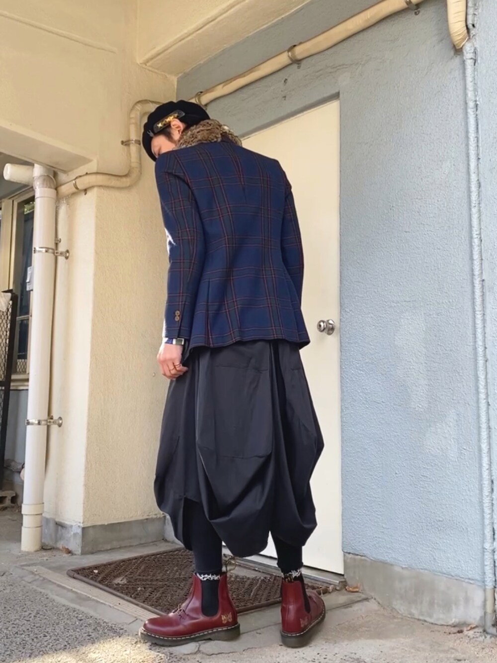 グリーン系のテーラードジャケット、その他のシャツ/ブラウス、ブラック系のスカートを着用したメンズの秋コーディネートの2枚目の写真