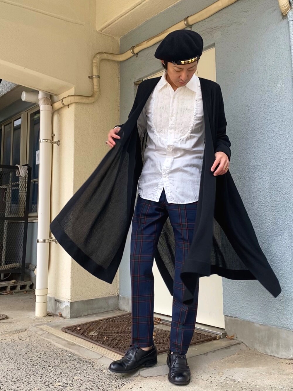 ブラック系のカーディガン/ボレロ、グリーン系のスラックス、ブラック系のドレスシューズを着用したメンズの秋コーディネートの2枚目の写真