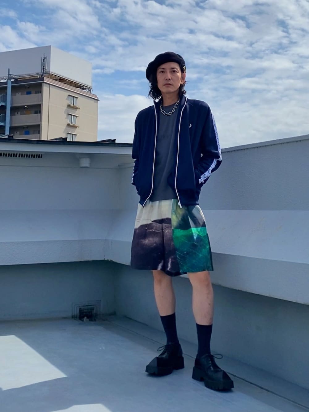 ブルー系のジャージ、グレー系のTシャツ/カットソー、ホワイト系のその他パンツを着用したメンズの秋コーディネートの2枚目の写真