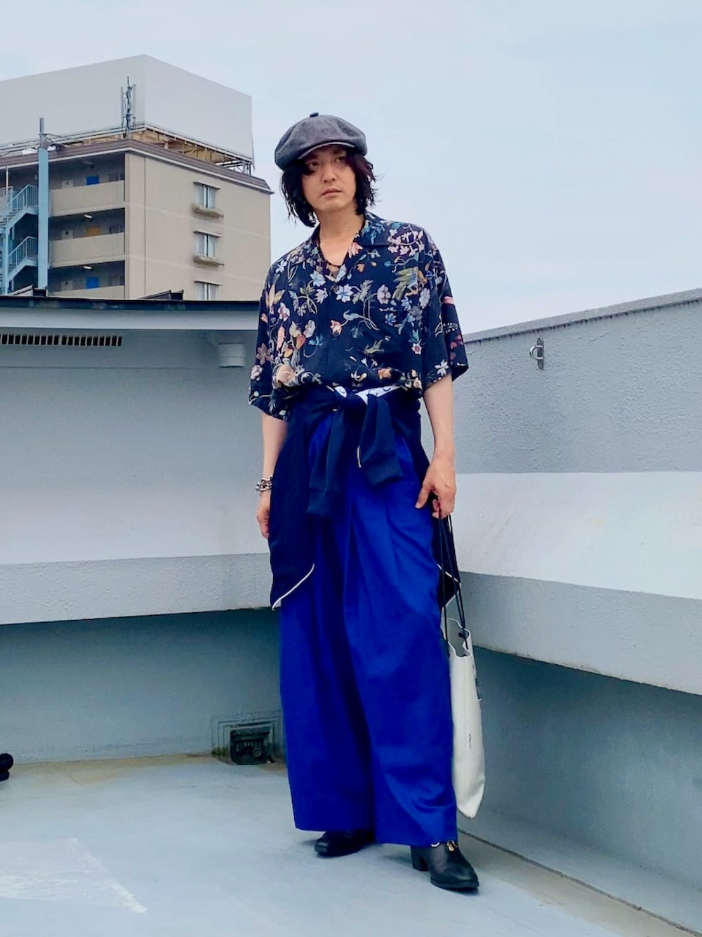 ブルー系のジャージ、ブラック系のシャツ/ブラウス、ブルー系のスラックスを着用したメンズの夏コーディネートの3枚目の写真