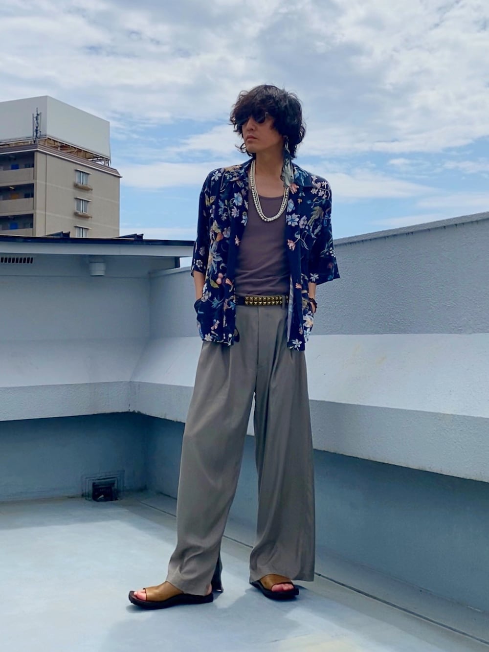 ブラック系のシャツ/ブラウス、ベージュ系のその他パンツ、ブラウン系のサンダルを着用したメンズの秋コーディネートの2枚目の写真