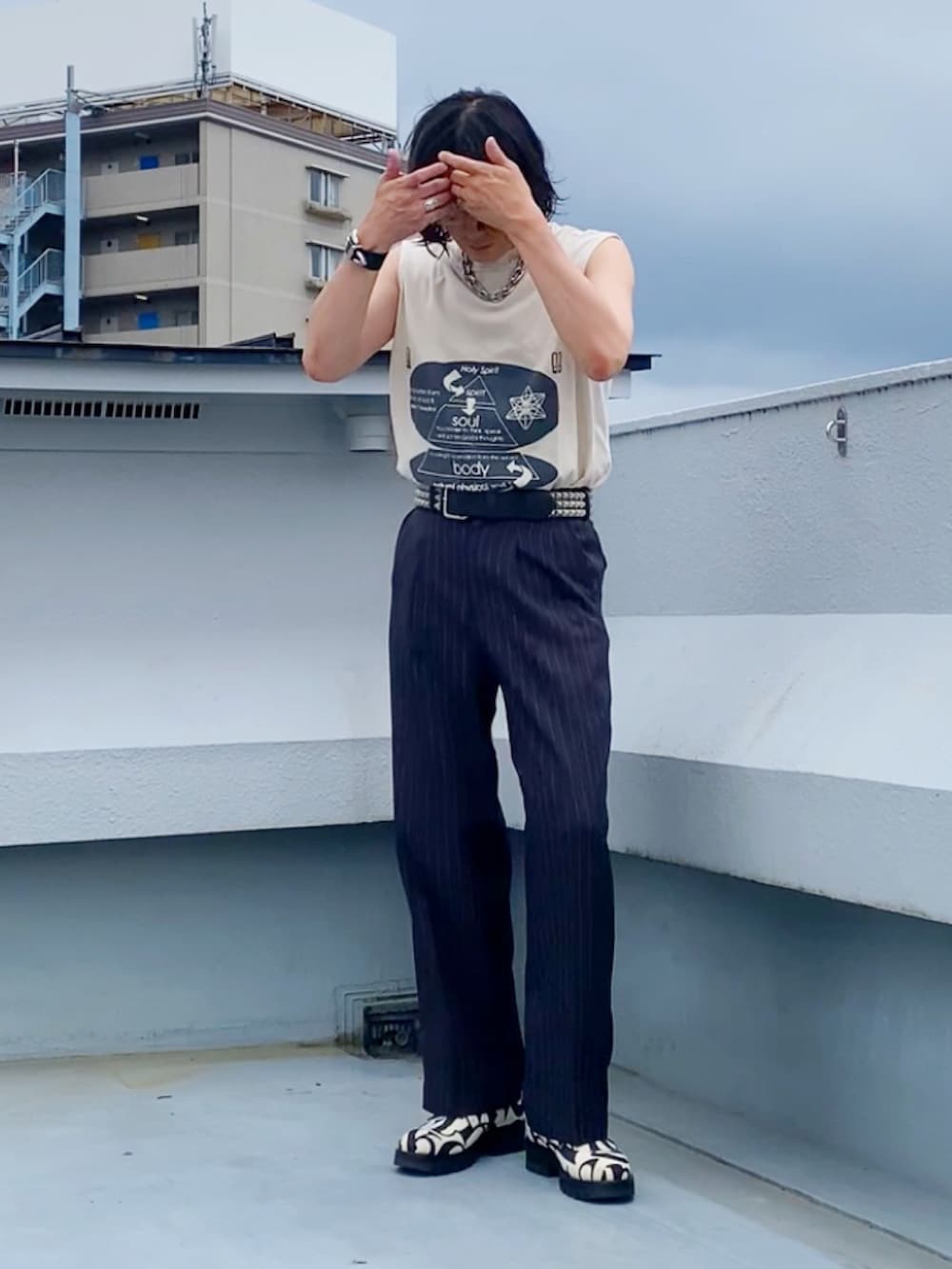 ベージュ系のTシャツ/カットソー、グレー系のスラックス、ホワイト系のドレスシューズを着用したメンズの夏コーディネートの2枚目の写真