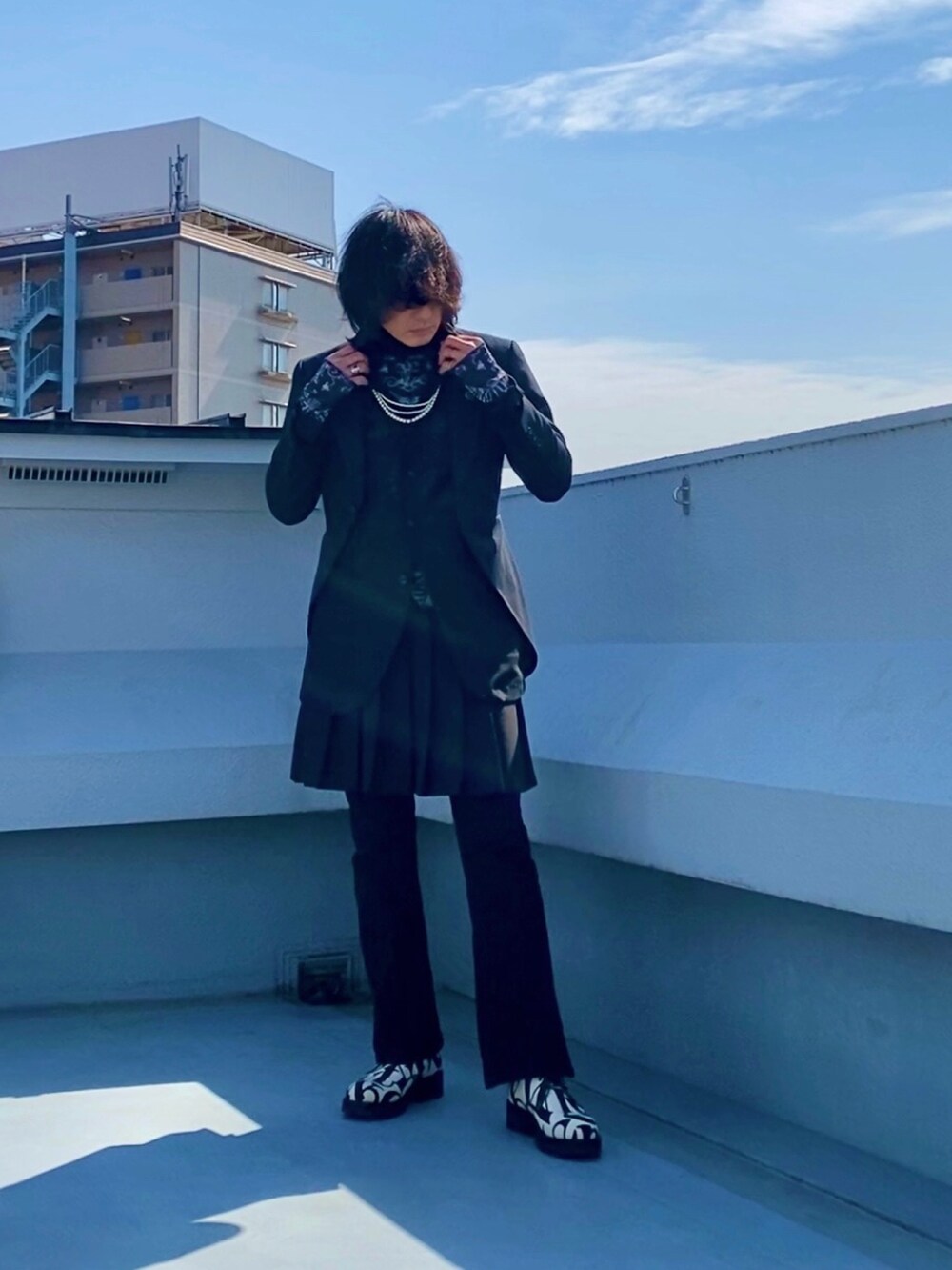 ブラック系のテーラードジャケット、ブラック系のシャツ/ブラウス、ブラック系のTシャツ/カットソーを着用したメンズの春コーディネートの3枚目の写真