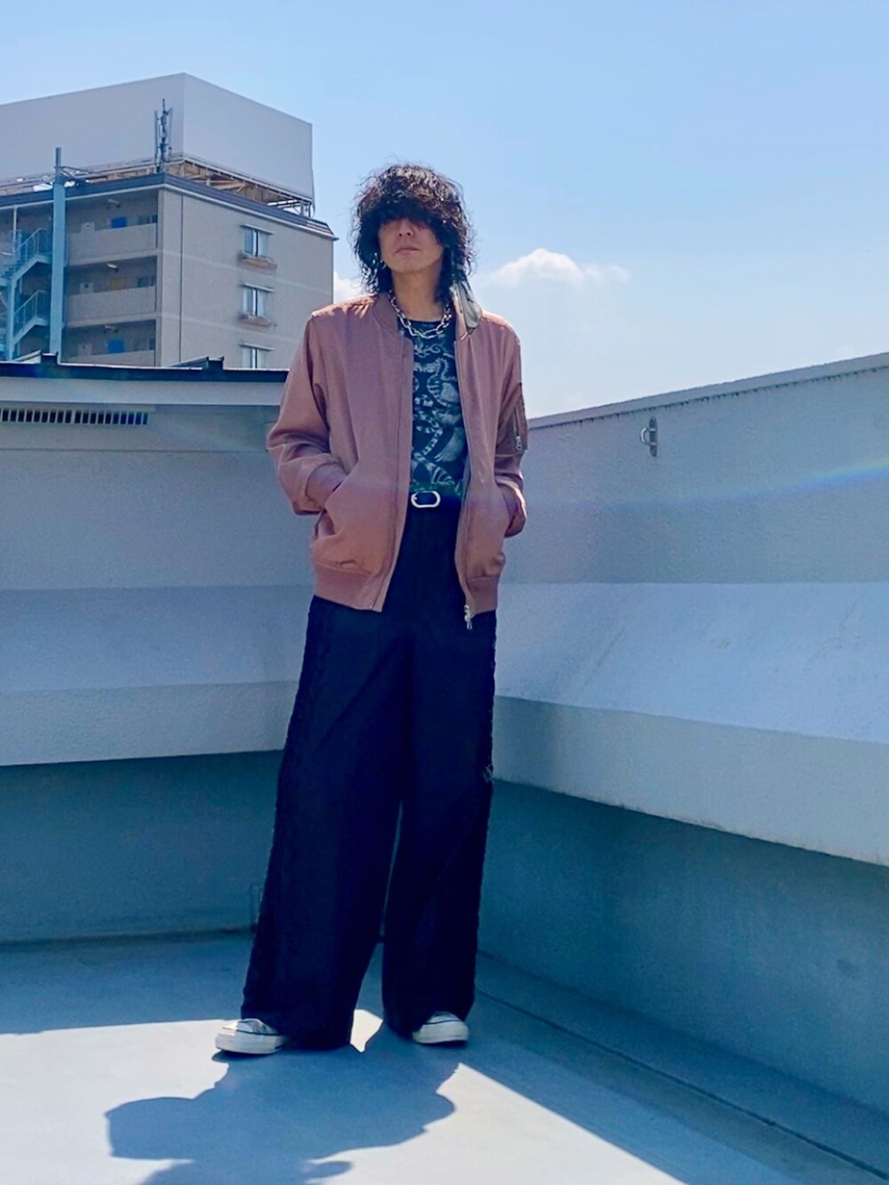 ピンク系のMA-1、ブラック系のTシャツ/カットソー、ブラック系のパンツを着用したメンズの春コーディネートの3枚目の写真