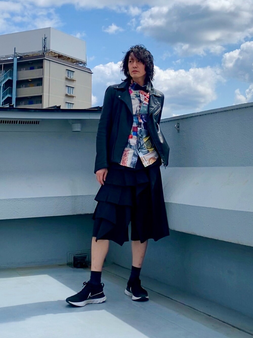 ブラック系のライダースジャケット、ブラック系の蝶ネクタイ、その他のシャツ/ブラウスを着用したメンズの春コーディネートの2枚目の写真