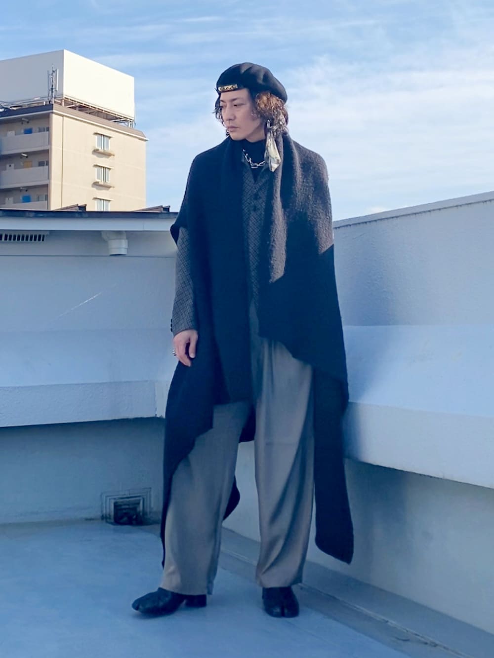 ブラック系のニット/セーター、ブラウン系のテーラードジャケット、ベージュ系のその他パンツを着用したメンズの冬コーディネートの4枚目の写真