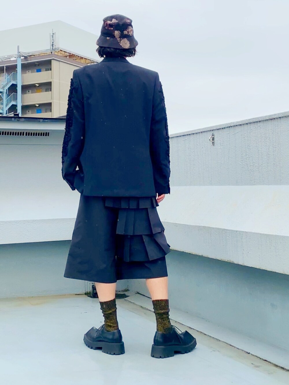 ブラック系のTシャツ/カットソー、ブラック系のテーラードジャケット、ブラック系のパンツを着用したメンズの秋コーディネートの4枚目の写真