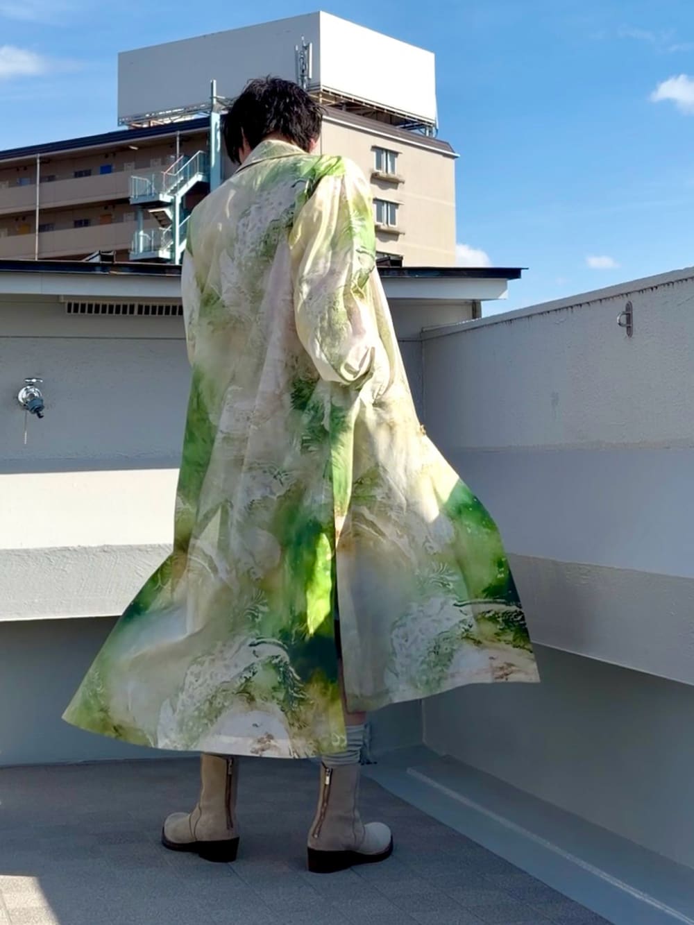 ピンク系のシャツ/ブラウス、グリーン系のステンカラーコート、グレー系のその他パンツを着用したメンズの春コーディネートの4枚目の写真