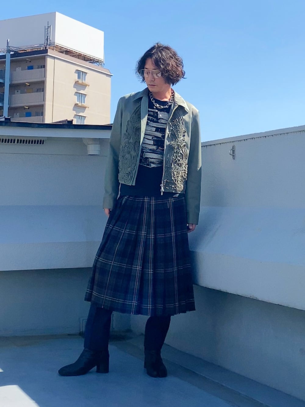 ブラック系のブーツ、ブラック系のTシャツ/カットソー、グリーン系のブルゾンを着用したメンズの秋コーディネートの2枚目の写真