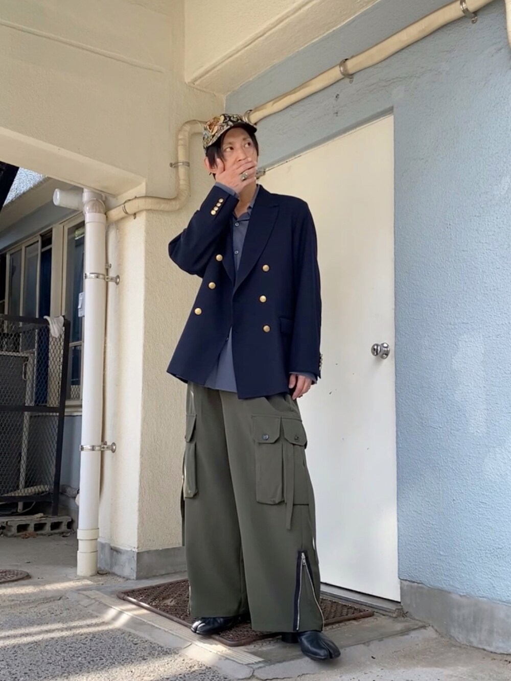 ブルー系のシャツ/ブラウス、グリーン系のカーゴパンツ、ブラック系のブーツを着用したメンズの秋コーディネートの2枚目の写真