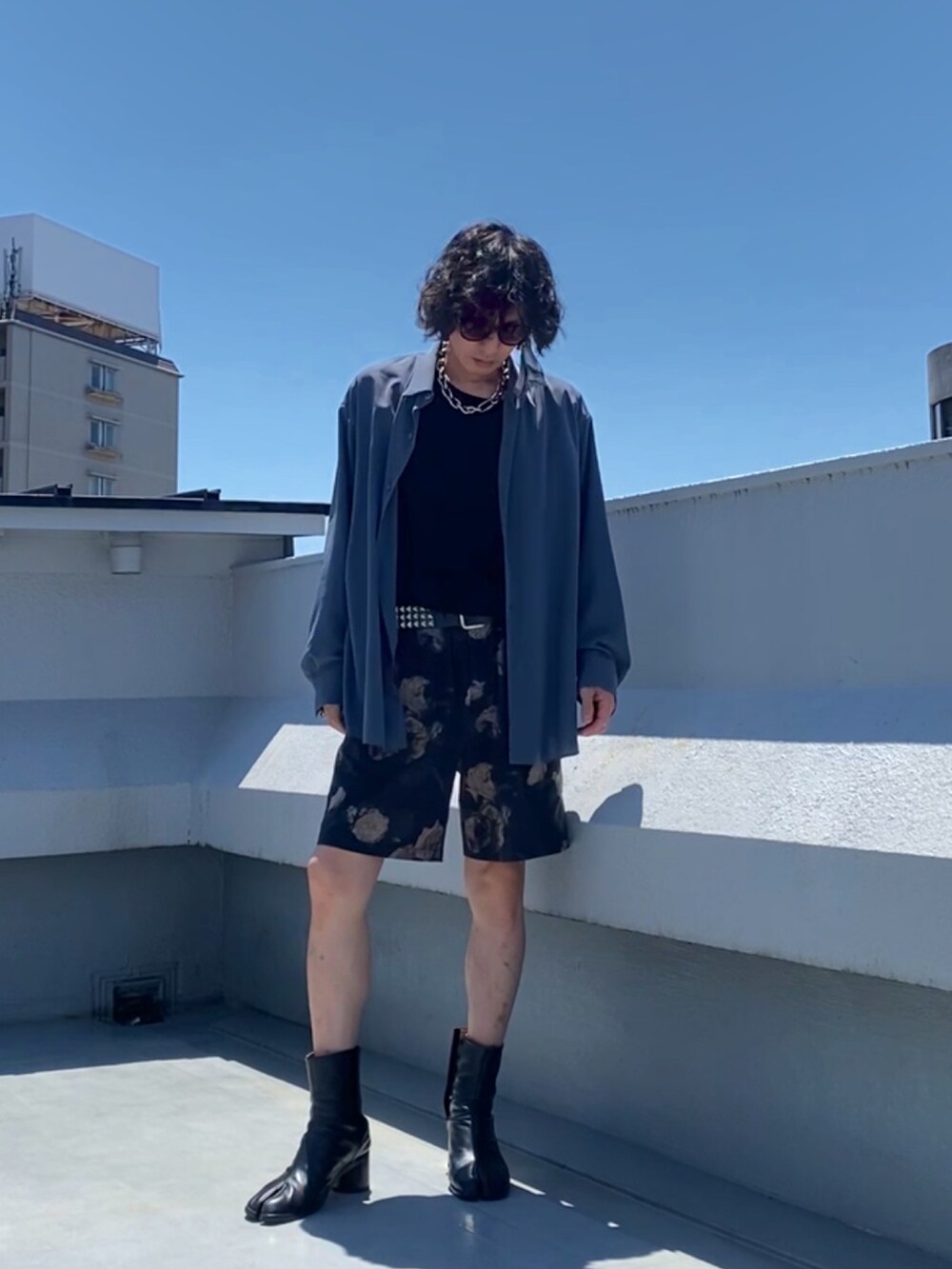 ブルー系のシャツ/ブラウス、ブラック系のタンクトップ、ブラック系のその他パンツを着用したメンズの夏コーディネートの3枚目の写真
