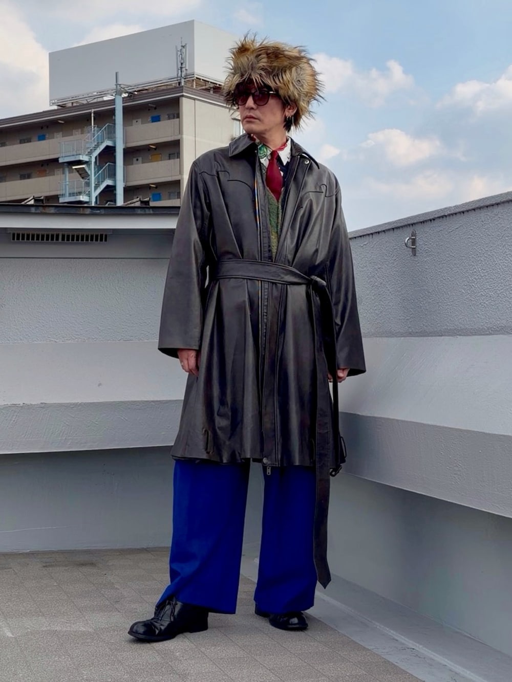 グリーン系のカーディガン/ボレロ、ホワイト系のシャツ/ブラウス、ブラウン系のジャケット/アウターを着用したメンズの冬コーディネートの5枚目の写真