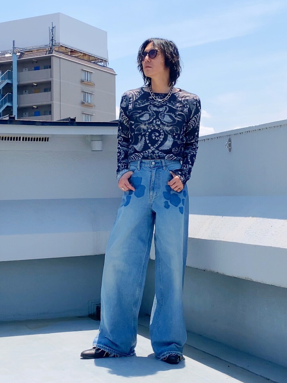 ブラック系のブーツ、ブルー系のデニムパンツ、ブラック系のTシャツ/カットソーを着用したメンズの夏コーディネートの4枚目の写真