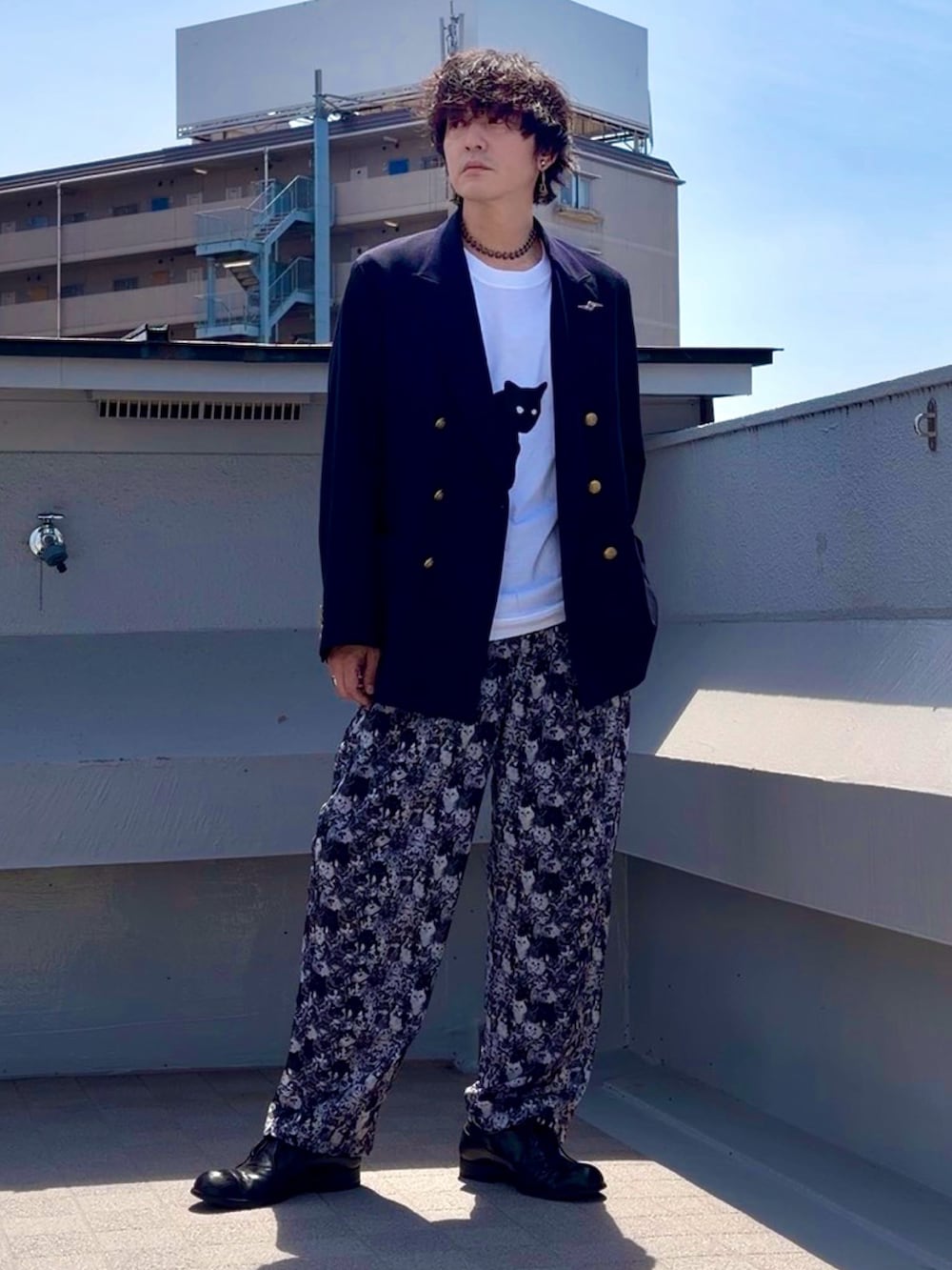 ブラック系のその他パンツ、ホワイト系のTシャツ/カットソー、ブルー系のテーラードジャケットを着用したメンズの春コーディネートの2枚目の写真