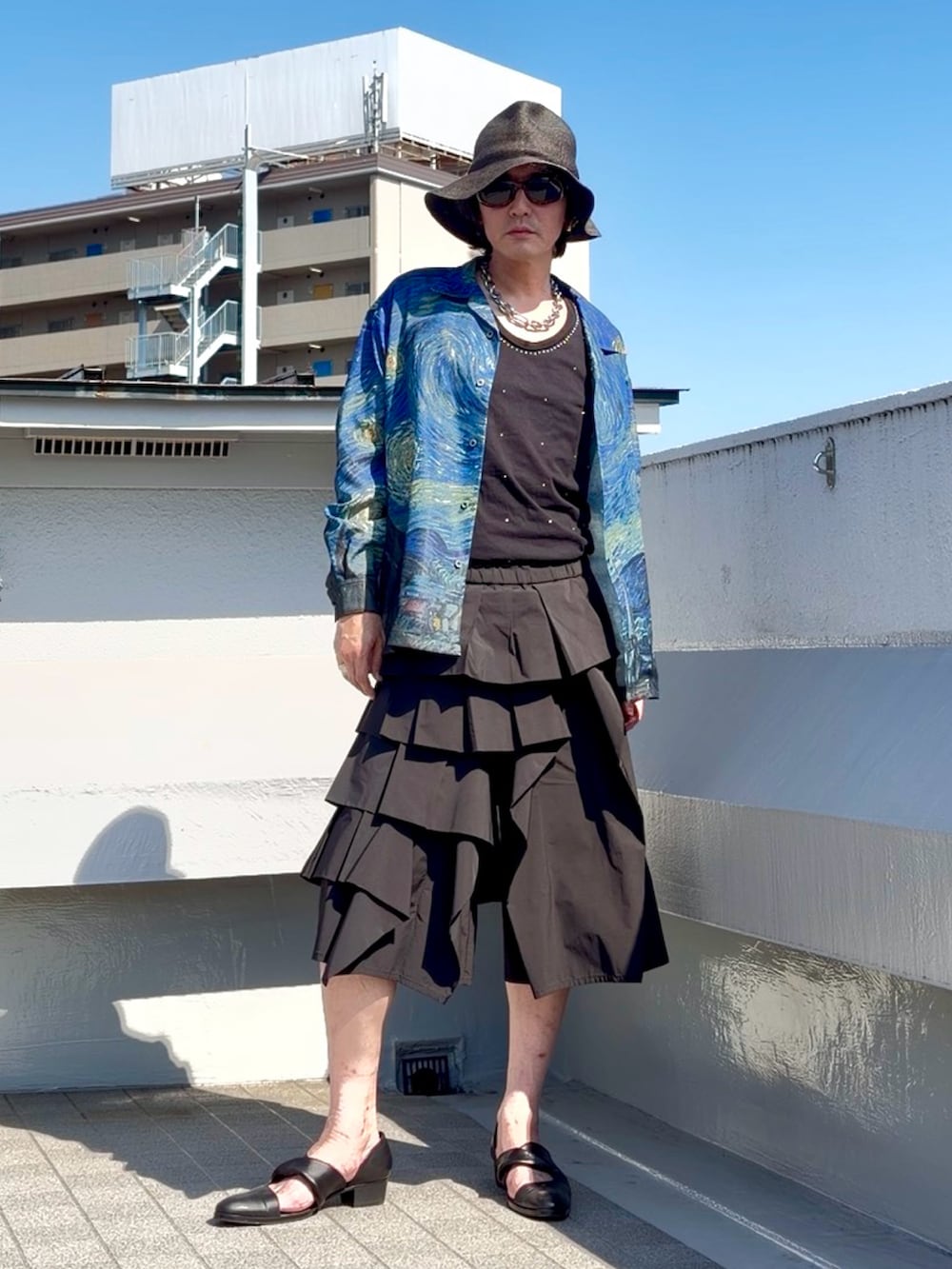 ブルー系のシャツ/ブラウス、ブラック系のブーツ、ブラック系のタンクトップを着用したメンズの夏コーディネートの5枚目の写真