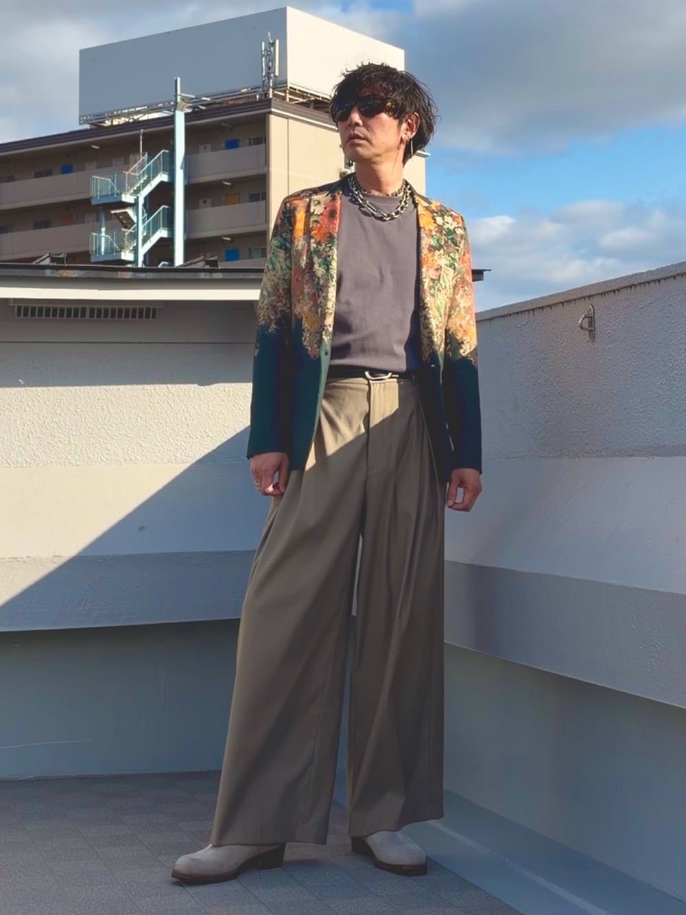 グレー系のTシャツ/カットソー、ブラウン系のその他パンツ、その他のテーラードジャケットを着用したメンズの春コーディネートの3枚目の写真