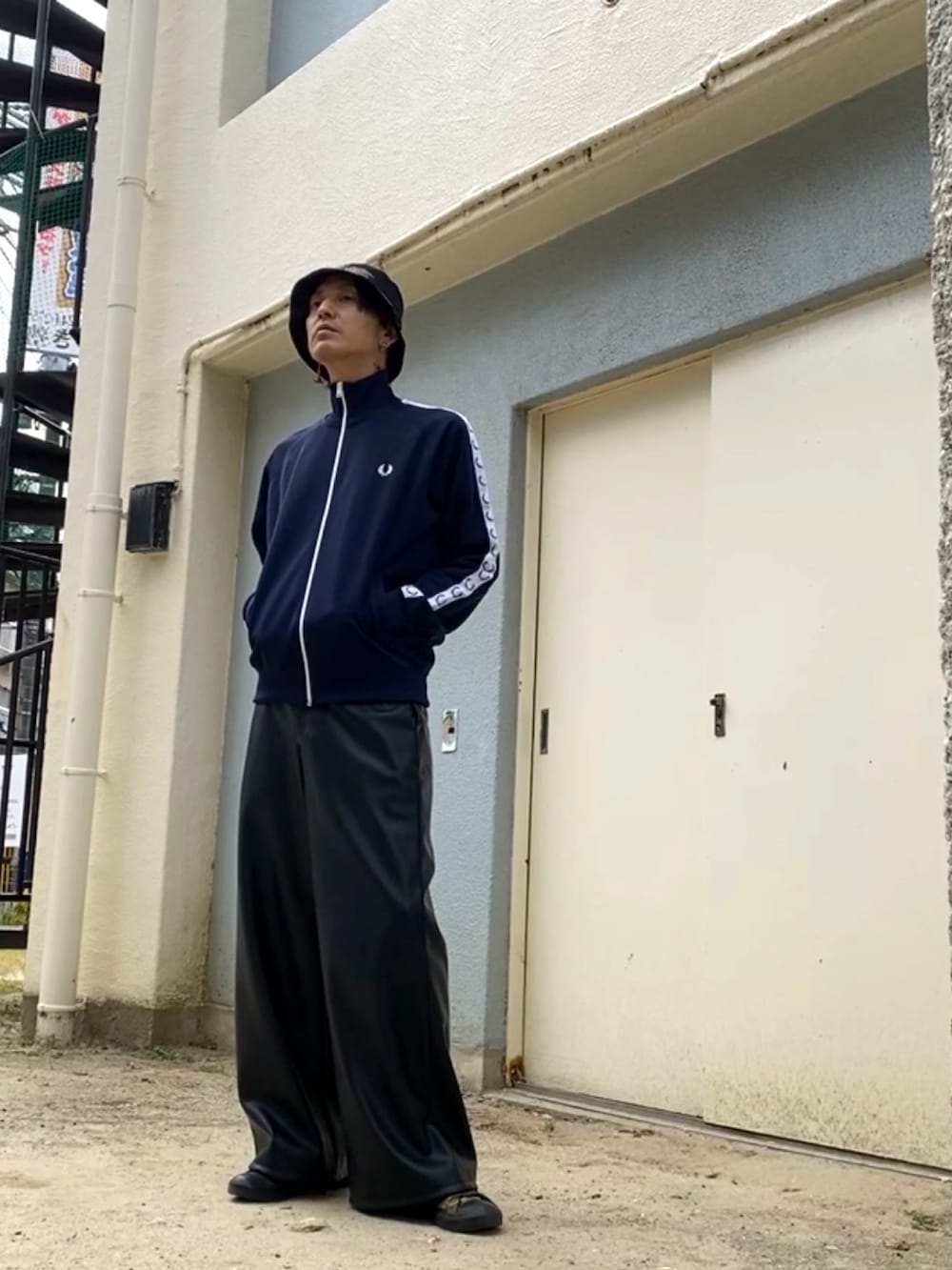 ブルー系のジャージ、ブラック系のその他パンツ、ゴールド系のスニーカーを着用したメンズの秋コーディネートの2枚目の写真