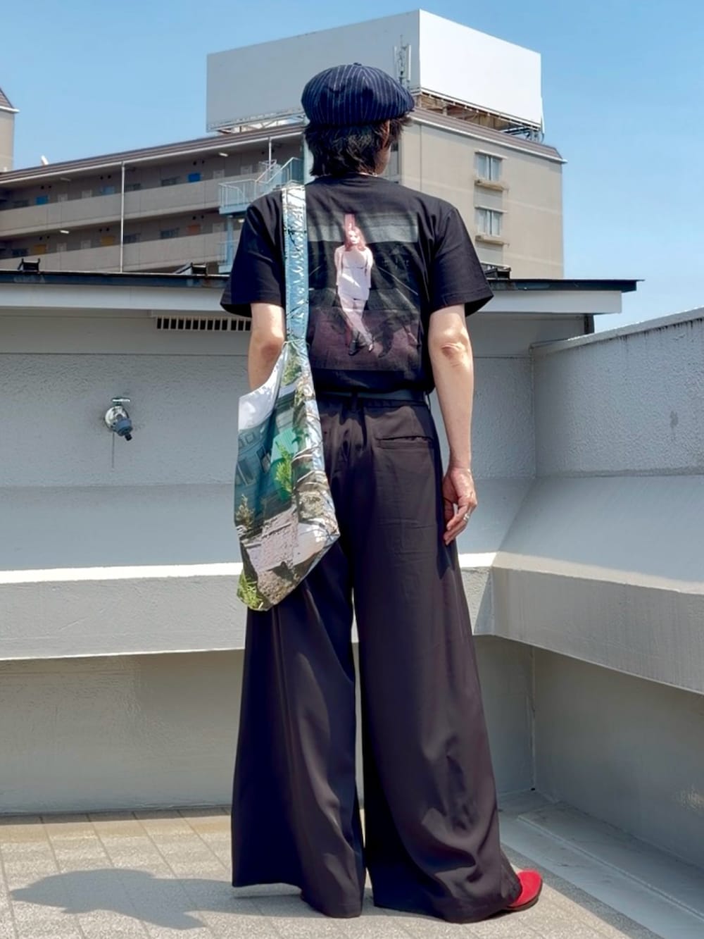 グレー系のTシャツ/カットソー、ブラック系のスラックス、その他のショルダーバッグを着用したメンズの夏コーディネートの2枚目の写真