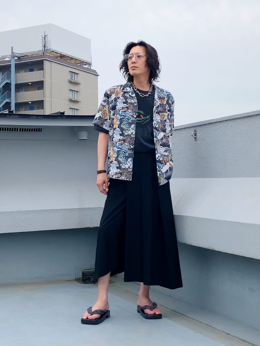 ブラック系のシャツ/ブラウス、ブラック系のTシャツ/カットソー、ブラック系のその他パンツを着用したメンズの夏コーディネートの2枚目の写真