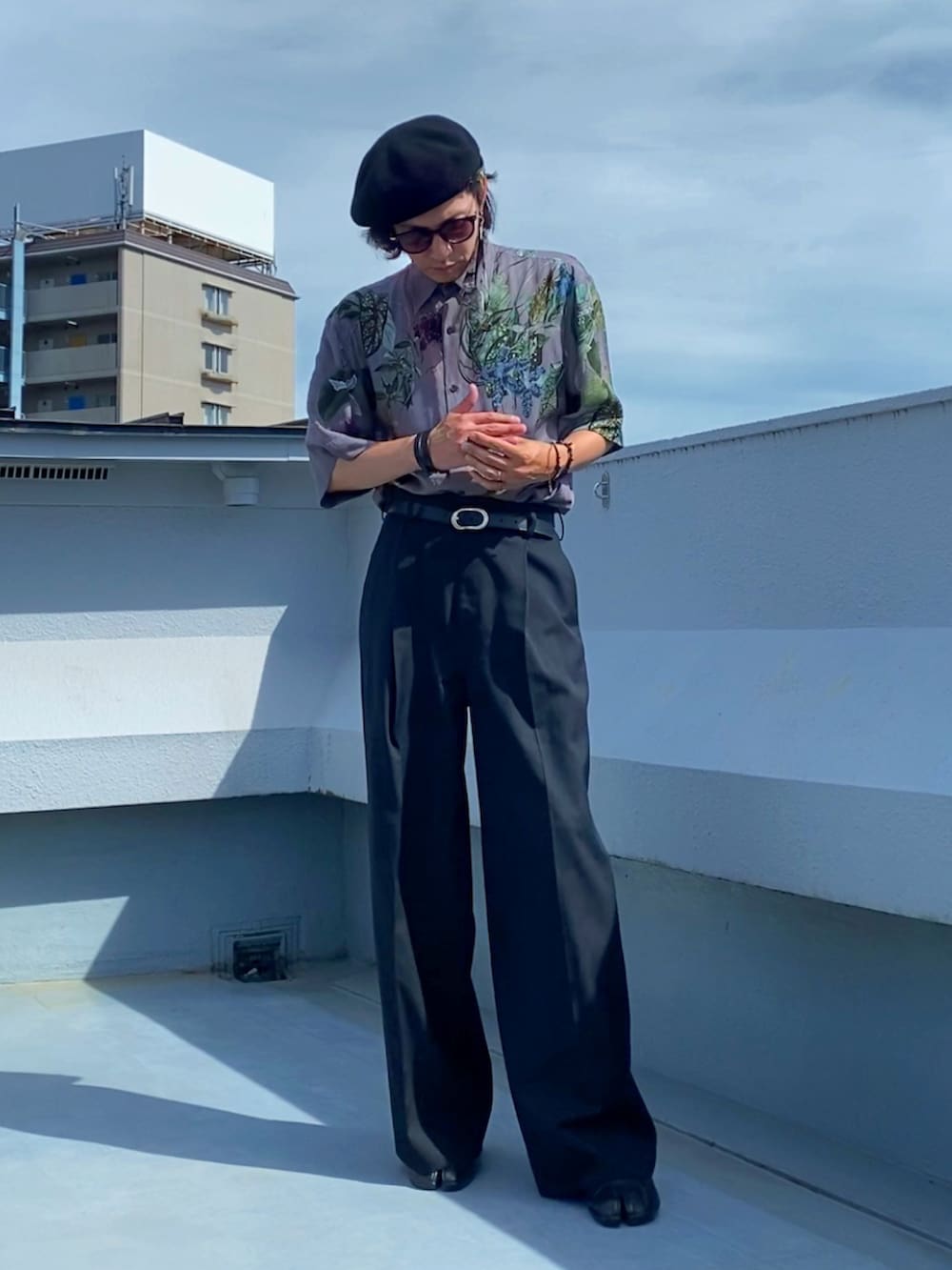 パープル系のシャツ/ブラウス、ブラック系のスラックス、ブラック系のブーツを着用したメンズの夏コーディネートの5枚目の写真