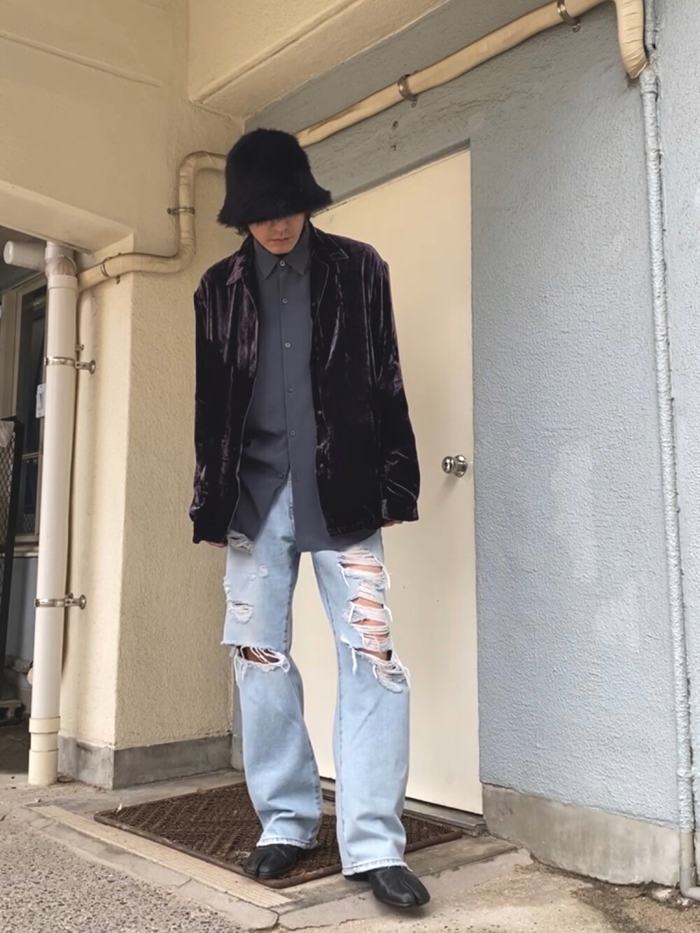 パープル系のシャツ/ブラウス、グレー系のシャツ/ブラウス、ブルー系のデニムパンツを着用したメンズの春コーディネートの2枚目の写真