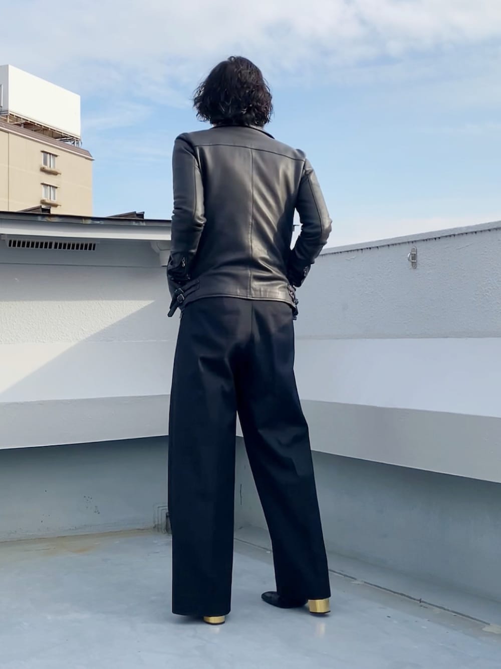 ホワイト系のシャツ/ブラウス、ブラック系のライダースジャケット、ブラック系のスラックスを着用したメンズの秋コーディネートの5枚目の写真