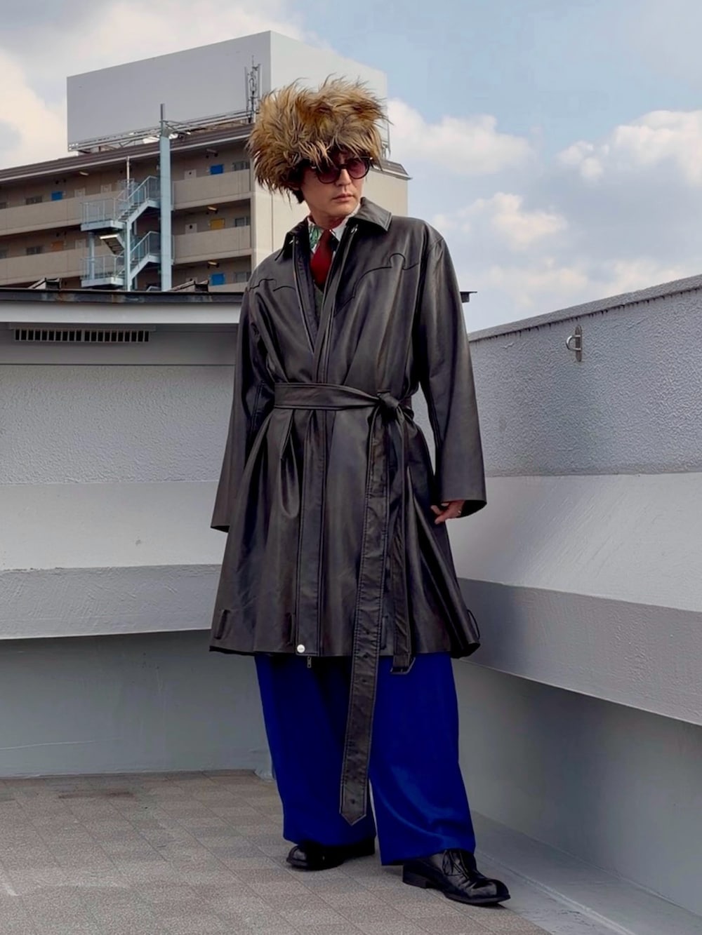 グリーン系のカーディガン/ボレロ、ホワイト系のシャツ/ブラウス、ブラウン系のジャケット/アウターを着用したメンズの冬コーディネートの2枚目の写真