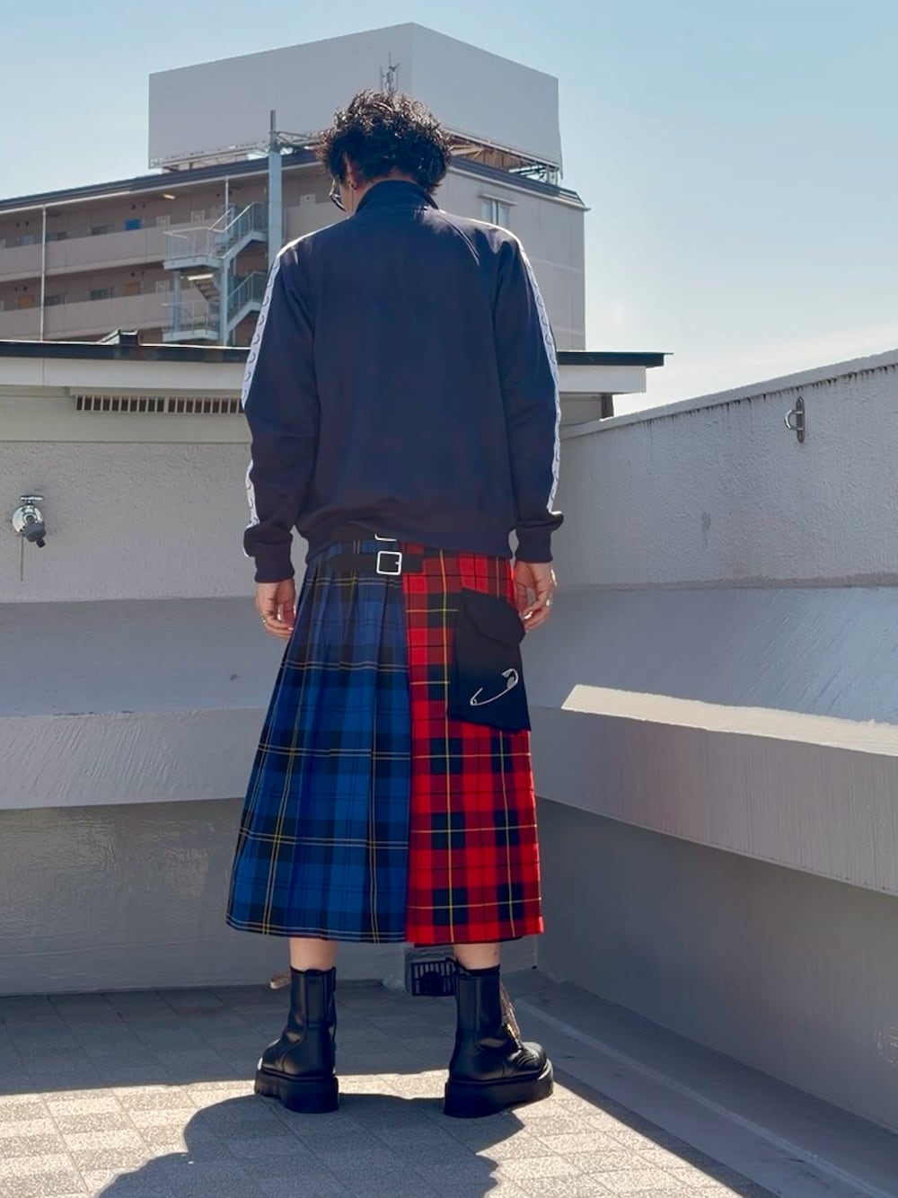 ブラック系のブーツ、ブルー系のジャージ、ホワイト系のTシャツ/カットソーを着用したメンズの秋コーディネートの3枚目の写真