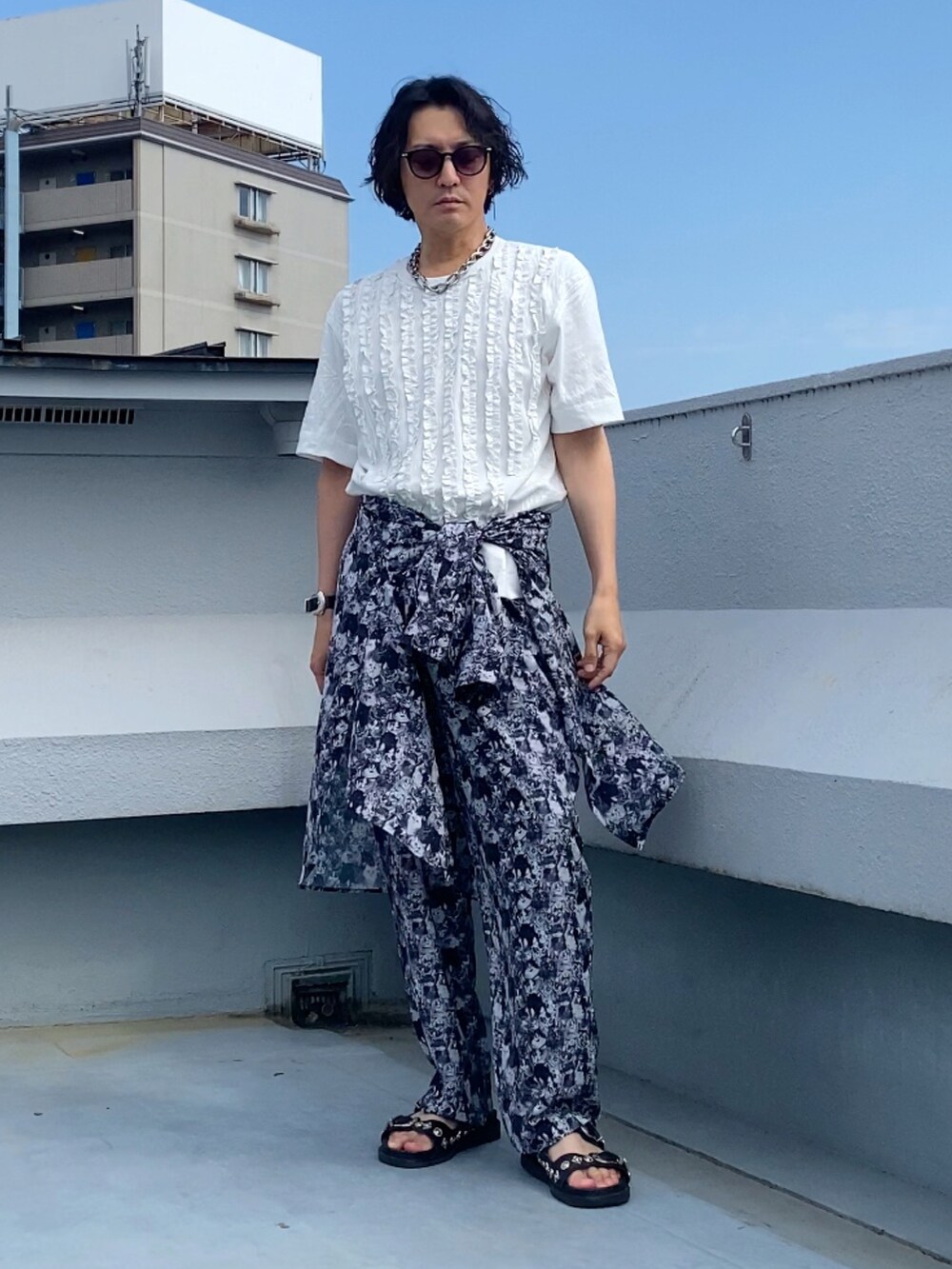 ブラック系のシャツ/ブラウス、ブラック系のその他パンツ、ブラック系のサンダルを着用したメンズの秋コーディネートの3枚目の写真