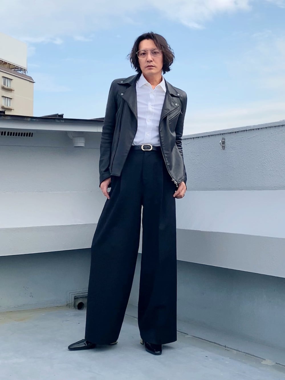 ホワイト系のシャツ/ブラウス、ブラック系のライダースジャケット、ブラック系のスラックスを着用したメンズの秋コーディネートの4枚目の写真