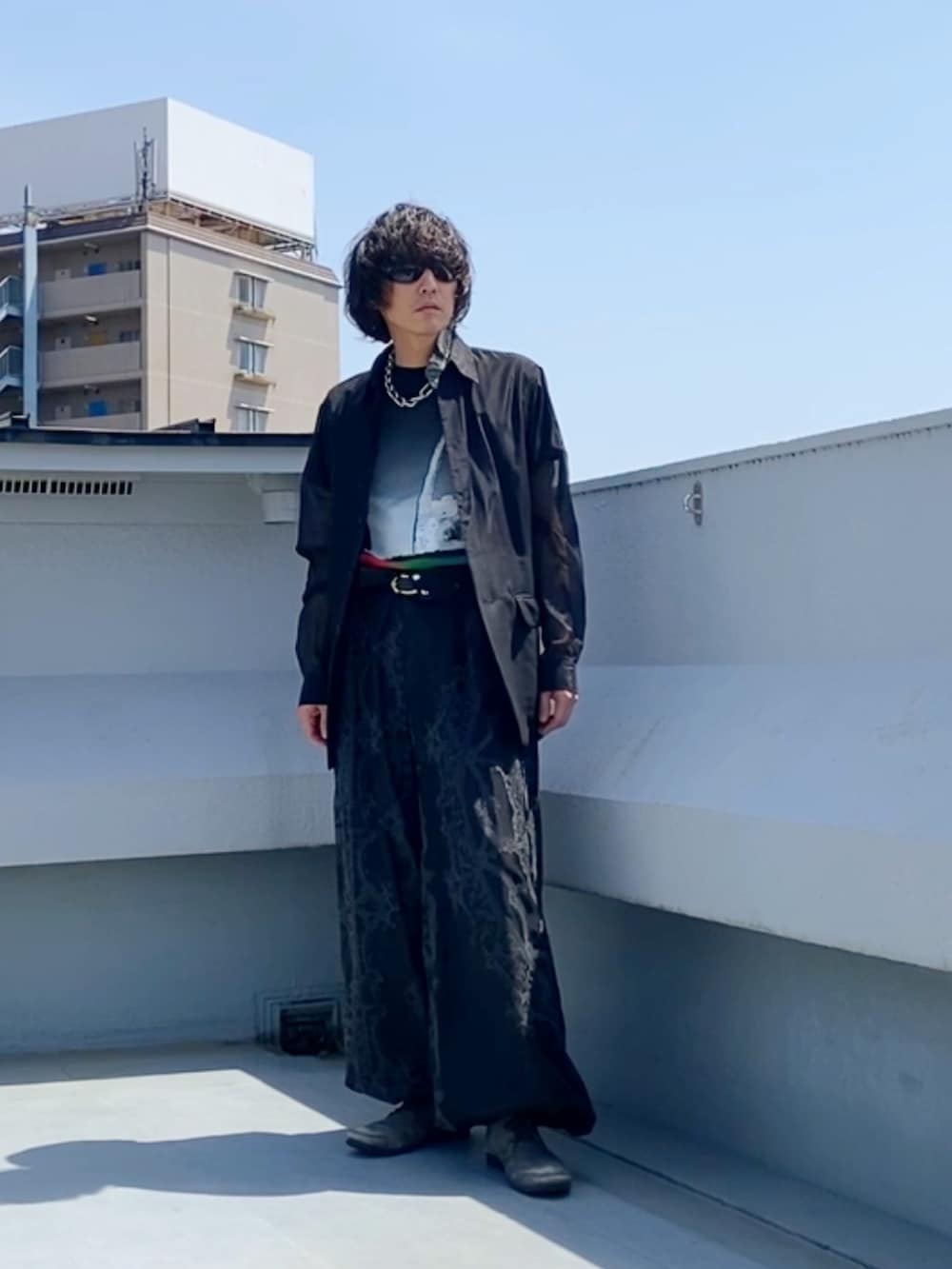 ブラック系のシャツ/ブラウス、ブラック系のTシャツ/カットソー、ブラック系のその他パンツを着用したメンズの春コーディネートの5枚目の写真