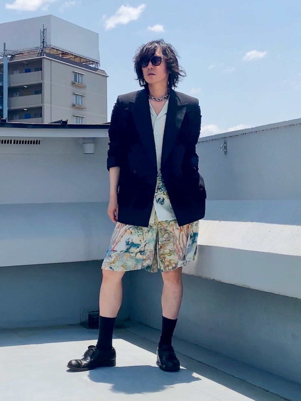 ベージュ系のシャツ/ブラウス、ベージュ系のその他パンツ、ブラック系のテーラードジャケットを着用したメンズの夏コーディネートの4枚目の写真