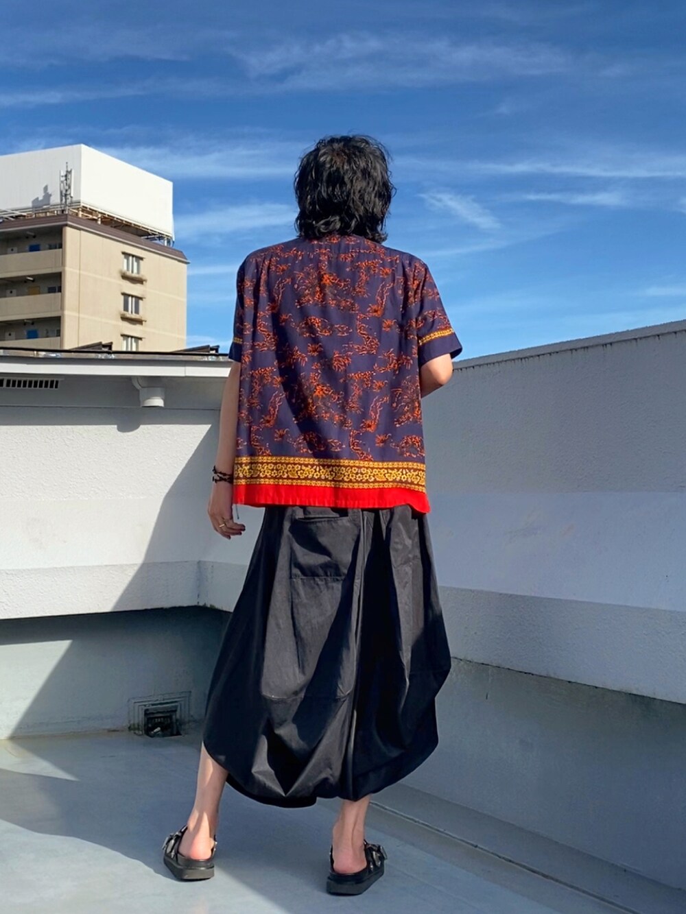 「夏コーデ、モード、ラフ、リラックススタイル、サングラス、シャツスタイル、柄シャツ、無地T、スカート、メンズスカート、スカート男子、サンダル」|「CHRISTIAN DADAのScarf Earring(ピアス(片耳用)、シルバー系)」を使った、hytabさん(メンズ・173cm)の秋コーディネートの4枚目の写真