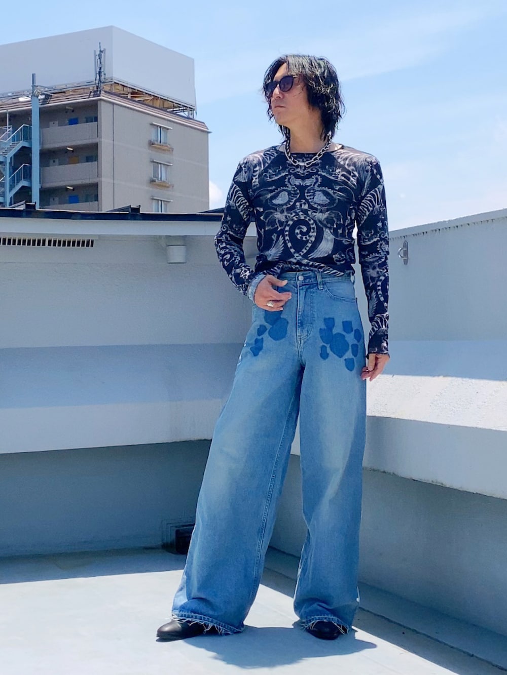 ブラック系のブーツ、ブルー系のデニムパンツ、ブラック系のTシャツ/カットソーを着用したメンズの夏コーディネートの3枚目の写真