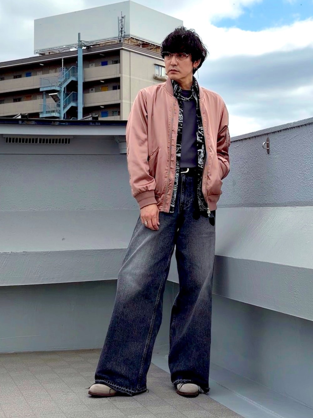 グレー系のTシャツ/カットソー、ブラック系のシャツ/ブラウス、ブラック系のデニムパンツを着用したメンズの春コーディネートの2枚目の写真