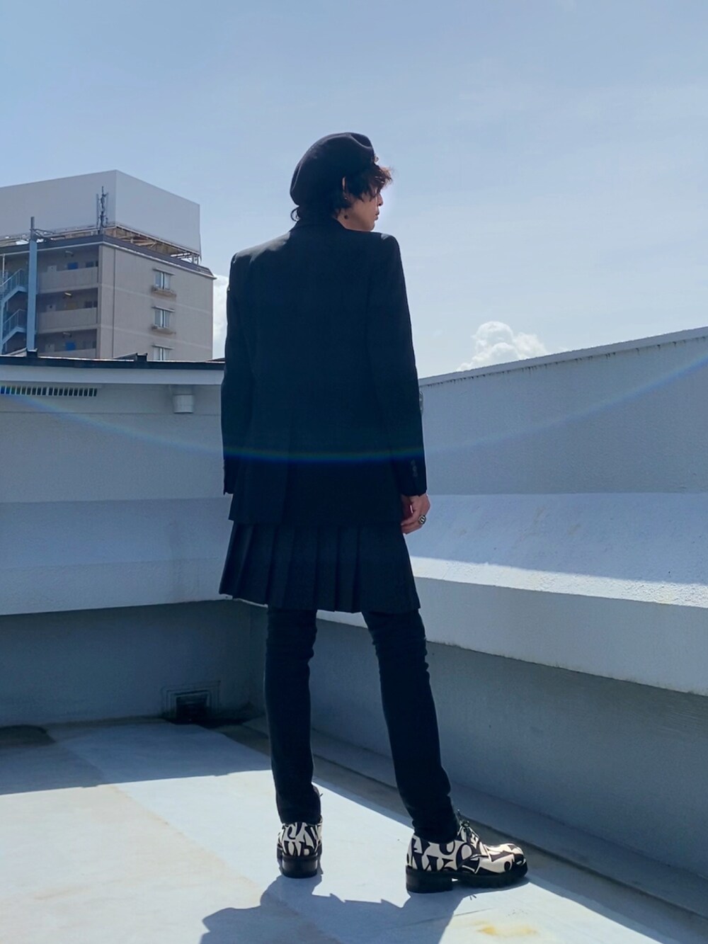 ブラック系のテーラードジャケット、その他のシャツ/ブラウス、ブラック系のスカートを着用したメンズの春コーディネートの4枚目の写真