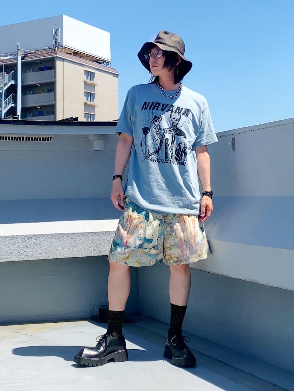 グリーン系のTシャツ/カットソー、ベージュ系のその他パンツ、ブラック系のドレスシューズを着用したメンズの夏コーディネートの2枚目の写真